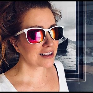 White mirrored sunglasses